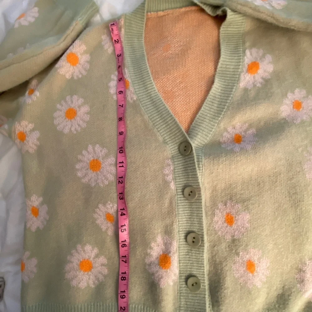 Light green cardigan/sweater, white & orange daisies.One size.Fun & flattering - Picture 11 of 12